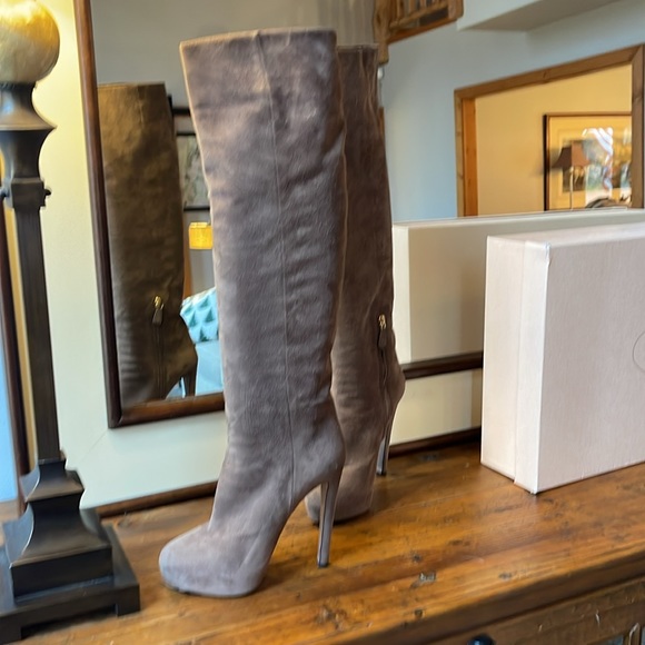 Stunning Prada suede platform boots. Only worn 4x. Size 40 - Picture 3 of 10
